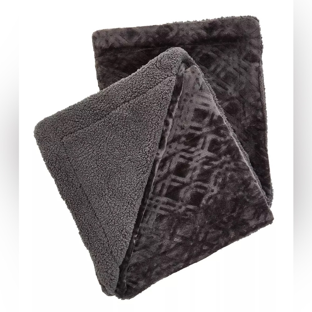 Northeast Outfitters Cozy Cabin Textured Diamonds Blanket, Grey—NWT